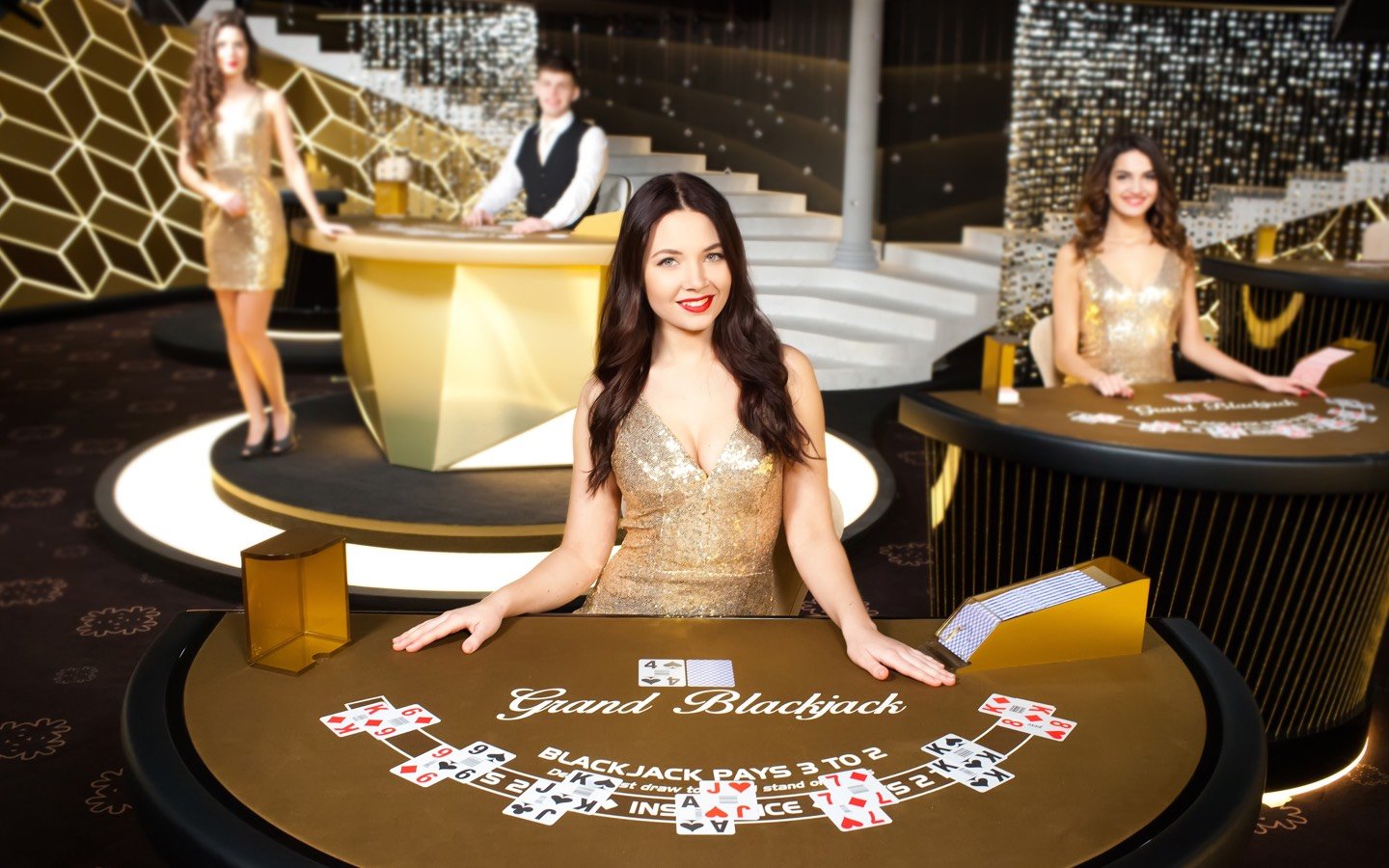 Seorang pemain sedang bermain live casino dengan penuh konsentrasi